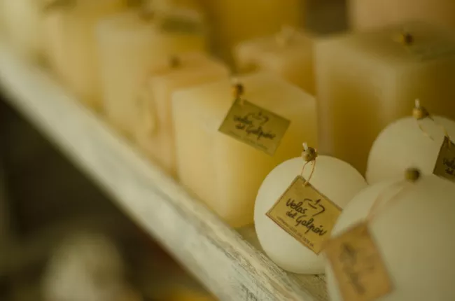 Vela de parafina esféricas, cilíndricas y cuadradas color crudo aromatizadas
