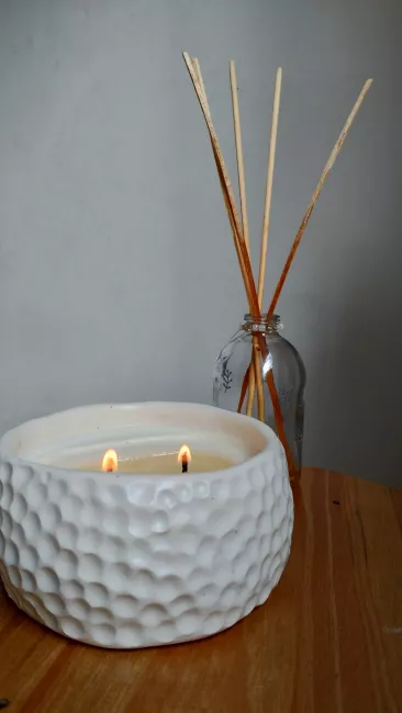 Vela de soja doble pabilo en cuenco de cerámica texturado color blanco hecho a mano