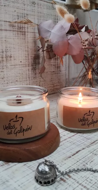 Vela de soja en recipiente de vidrio con etiqueta 