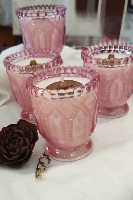 Vela de soja en recipiente de vidrio labrado color rosado