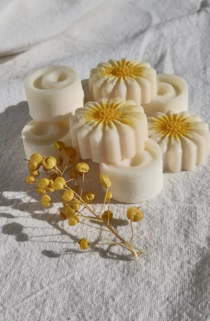 Bombones de cera de soja en forma de margarita aromatizados