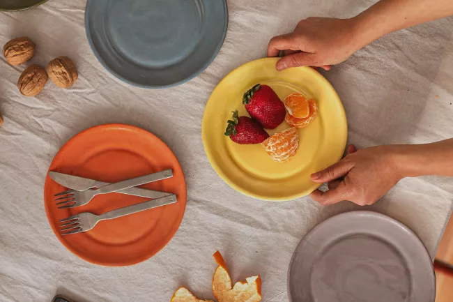 Platos de postre de diferentes colores 